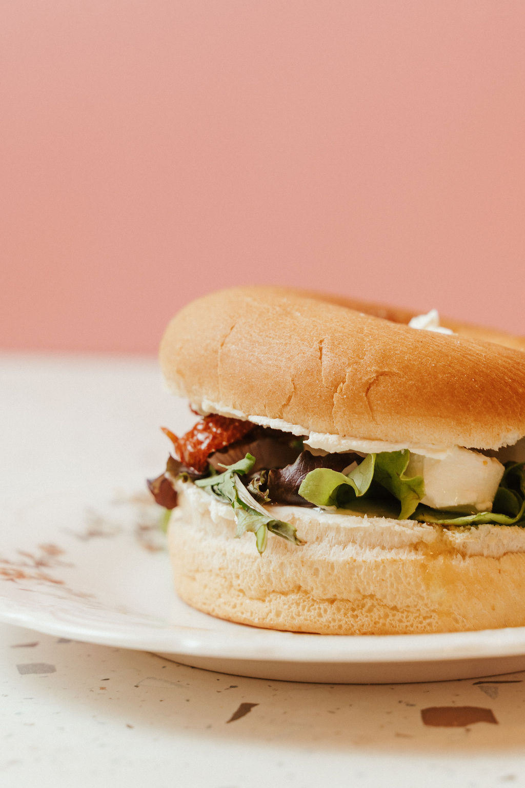 Bagel chèvre, mesclun et tomates confites fait maison Chez Loute Villeneuve-Loubet