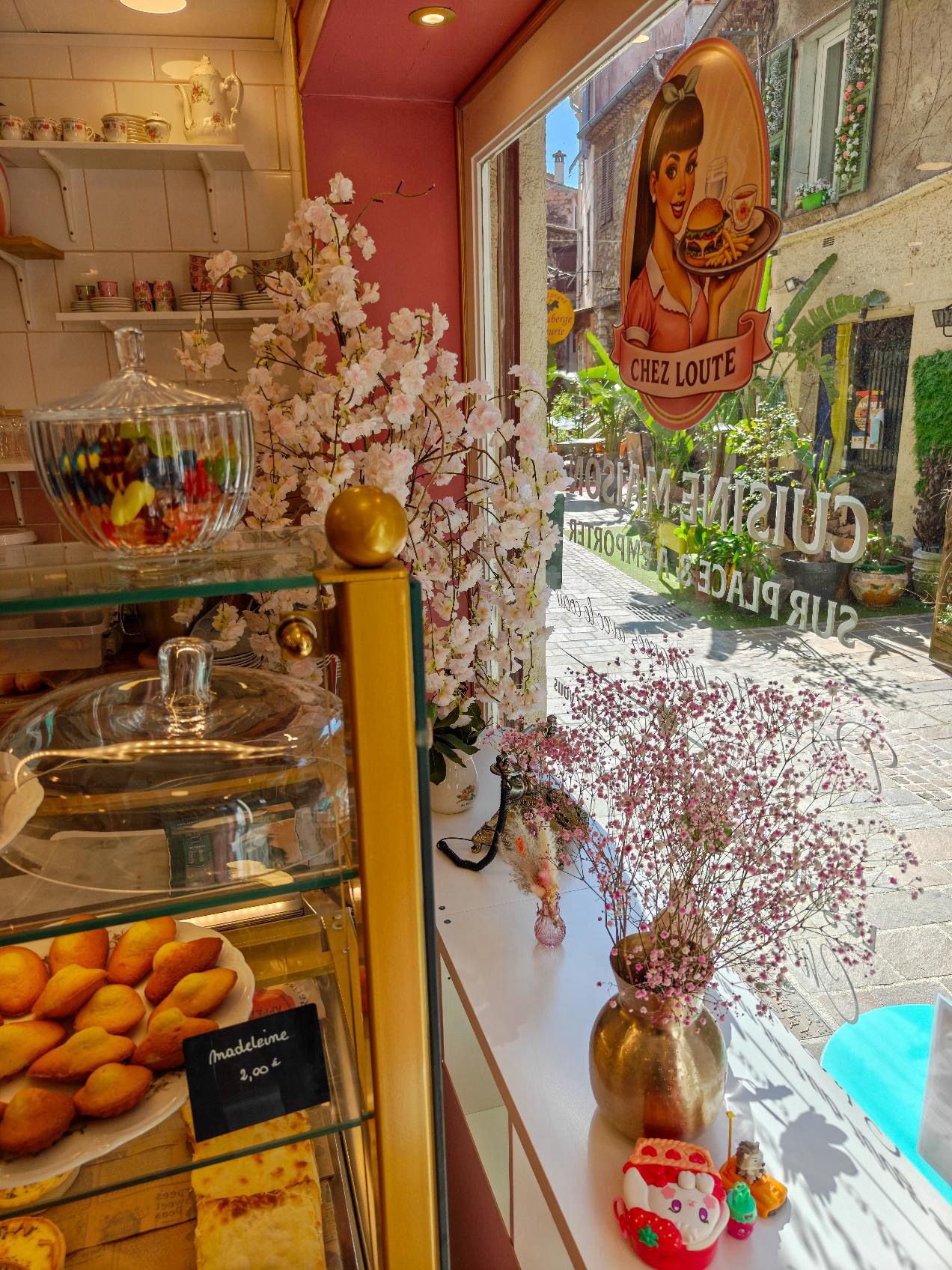 Madeleines maison vitrine village Villeneuve-Loubet
