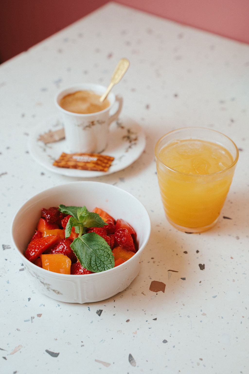Petit-déjeuner Chez Loute : café, salade de fruits frais à la menthe et jus d'orange pressé à Villeneuve-Loubet